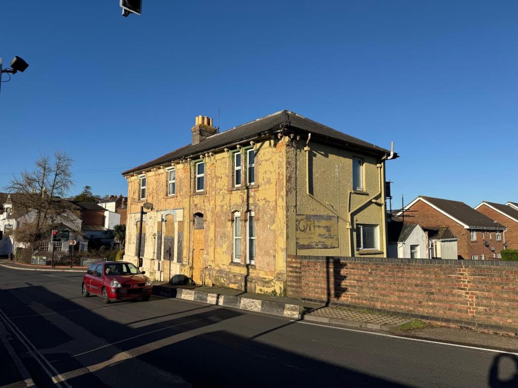 Lot: 138 - FREEHOLD FORMER HOTEL NOW ARRANGED AS TWO LARGE MAISONETTES WITH POTENTIAL - A side view from the railway bridge